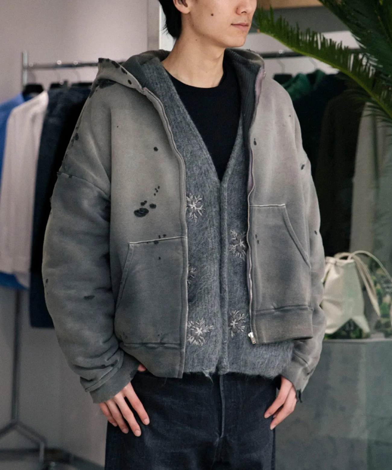 SAINT Mxxxxxx DBL FACE ZIP UP HOODIE/CHARCOAL Double-layer destroyed waffle zipper jacket, washed black S-XL, a style that has been used in the summer. After continuous fine polishing, it has finally been shipped. The finished product is simply a work of art. Super heavy washing to make the weather look old. Multiple water fades. Excessive manual wormhole damage processing. Deconstruction and reorganization embroidery technology. Custom-made zipper with LOGO. The color details of the zipper webbing are also correct. Original grade fruit main label and wash water label. Top purchasing grade. A layer of waffle fabric is added to the inner lining to make the overall texture stronger and increase the comfort and warmth of the wearer.